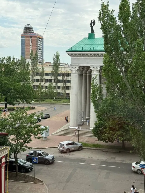 Продается 3х комнатная квартира 🌇донецк, на бульваре пушкина. Прямой вид на драмтеатр. 📌 ✅сталинка ✅этаж 4/5. ✅все комнаты раздельные, санузел тоже. ✅две кладовые, два больших балкона. 🎁мебель и техника остаются. 💰цена квартиры - 10.500.000 ₽ 📲☎️+79493170115 агентство анкор подписаться  |  📩дать объявление 📲наш max - фотография - 1