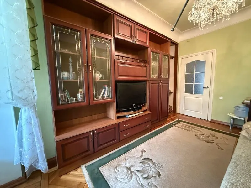 Продается 3х комнатная квартира 🌇донецк, на бульваре пушкина. Прямой вид на драмтеатр. 📌 ✅сталинка ✅этаж 4/5. ✅все комнаты раздельные, санузел тоже. ✅две кладовые, два больших балкона. 🎁мебель и техника остаются. 💰цена квартиры - 10.500.000 ₽ 📲☎️+79493170115 агентство анкор подписаться  |  📩дать объявление 📲наш max - фотография - 4