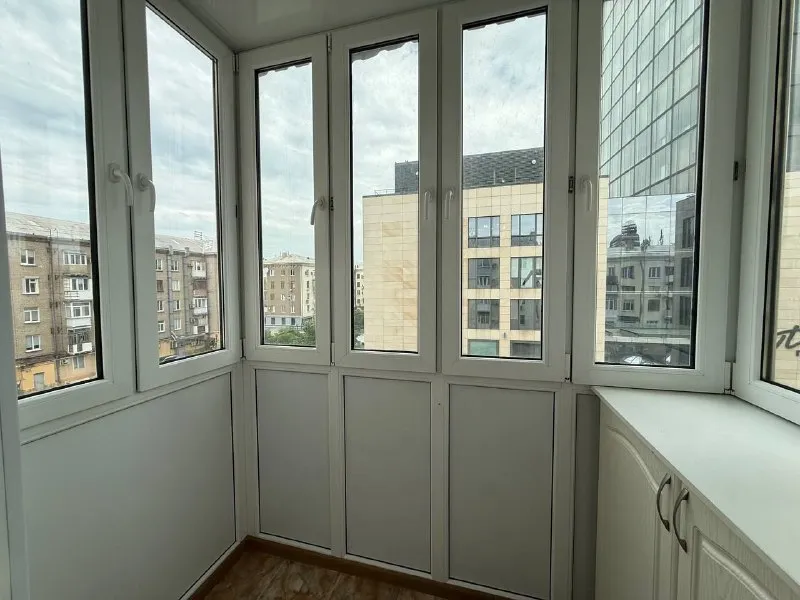 Продается 3х комнатная квартира 🌇донецк, на бульваре пушкина. Прямой вид на драмтеатр. 📌 ✅сталинка ✅этаж 4/5. ✅все комнаты раздельные, санузел тоже. ✅две кладовые, два больших балкона. 🎁мебель и техника остаются. 💰цена квартиры - 10.500.000 ₽ 📲☎️+79493170115 агентство анкор подписаться  |  📩дать объявление 📲наш max - фотография - 7