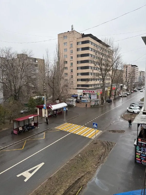 Продажа 3-х комнатная квартира 🌇донецк в центре города! Ас крытый рынок, расположение: ул.50-летия ссср, д.160 📌 цена снижена❗️ ✅квартира светлая, просторная ✅общая площадь: 56м² / 40м² - жилая ✅этаж: 3-й / 4-х ✅коммуникации: 💦 вода по графику (1 к 3) - отопление (центральное) - фотография - 1