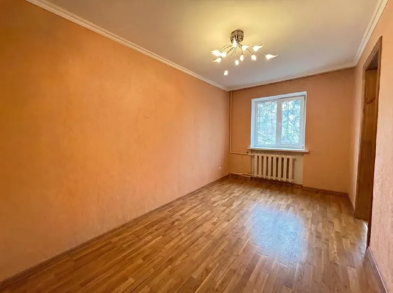 Продажа 3-х комнатная квартира 🌇донецк в центре города! Ас крытый рынок, расположение: ул.50-летия ссср, д.160 📌 цена снижена❗️ ✅квартира светлая, просторная ✅общая площадь: 56м² / 40м² - жилая ✅этаж: 3-й / 4-х ✅коммуникации: 💦 вода по графику (1 к 3) - отопление (центральное) - фотография - 3