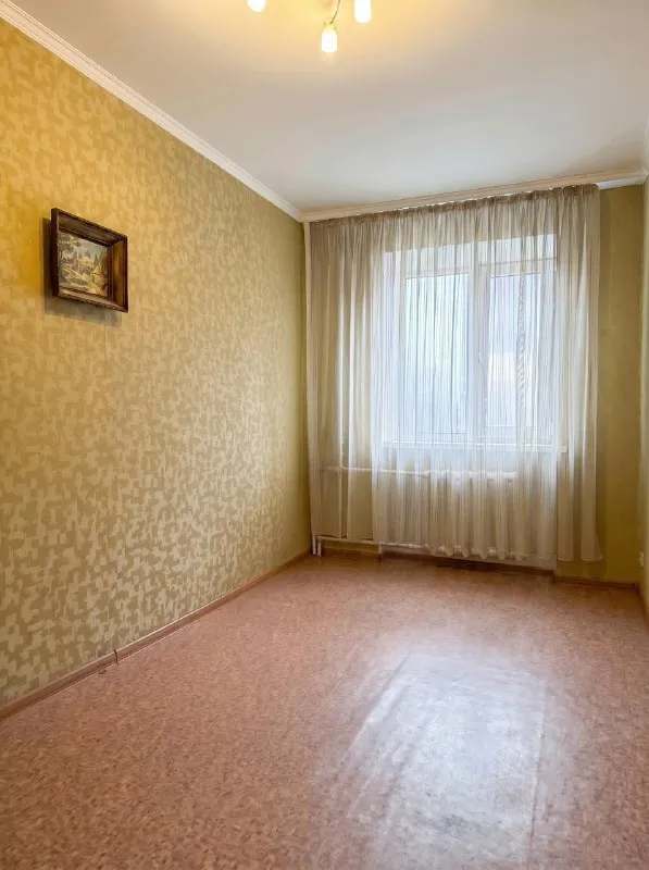 Продажа 3-х комнатная квартира 🌇донецк в центре города! Ас крытый рынок, расположение: ул.50-летия ссср, д.160 📌 цена снижена❗️ ✅квартира светлая, просторная ✅общая площадь: 56м² / 40м² - жилая ✅этаж: 3-й / 4-х ✅коммуникации: 💦 вода по графику (1 к 3) - отопление (центральное) - фотография - 4
