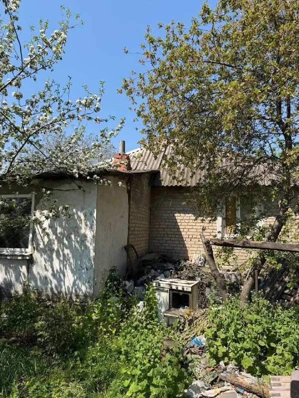 Продам квартиру на земле петровский район ул твардовского 3 2 небольшие комнаты, земля, гараж отдельный вход окна пластиковые состояние под ремонт фотографии реальные 900 000₽ +79494113097 алина @as_01vva telegram - фотография - 2