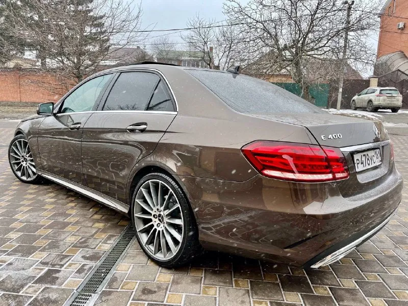 Mercedes-benz е400 2013г 333л. с bi-turbo🔥🔥🔥 цена 2,6🍋 связь 89613318079📲 ✅автомобиль в идеальном состоянии ✅находится в ростове-на-дону ✅в предмаксимальной комплектации ✅камеры кругового обзора 360 ✅авто-парковка ✅панорамная крыша (чёрный потолок) ✅в автотеке присутствуют предыдущими владельцами, раннее документальные формальные расчёты, чуть заниженный пробег по графику для получения страховых денег, по факту автомобиль в заводском окрасе за исключением двух локальных окрасов, все остекление, болты, петли, заводское ничего не снималось не крутилось ✅два ключа ✅салон в идеале(не прокурен) ✅полностью обслужен, сделано большое то ✅мотор м276 на двух турбинах в отличном состоянии(масло не расходует) ✅коробка в отличном состоянии (не пинает) ✅техника в отличном состоянии (не гремит, не стучит) ✅расход: трасса 7-8л; город 10-12л; ✅приветствуются любые проверки в любом сервисе - фотография - 3