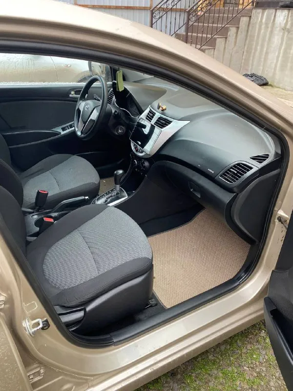 Всех приветствую! эндоскопию могу прислать по запросу! продаю ухоженный hyundai solaris 2011 года, 1.4 автомат. реальный, подтвержденный пробег 210000 км. отчётом. ухоженный, не прокуренный салон, мотор и коробка в прекрасном состоянии. кондиционер холодит, печка жарит. встроенный планшет с блютузом, хорошая, комфортная музыка. сигнализация с обратной связью, есть автозапуск. машина не была в такси, оба владельца- женщины. есть небольшие косяки по кузову. состояние сел-поехал. все вопросы по телефону. обмен не интересует, торг строго у капота! звоните в любое время ! 8-989-629-02-02 - фотография - 10