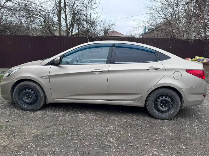 Всех приветствую! эндоскопию могу прислать по запросу! продаю ухоженный hyundai solaris 2011 года, 1.4 автомат. реальный, подтвержденный пробег 210000 км. отчётом. ухоженный, не прокуренный салон, мотор и коробка в прекрасном состоянии. кондиционер холодит, печка жарит. встроенный планшет с блютузом, хорошая, комфортная музыка. сигнализация с обратной связью, есть автозапуск. машина не была в такси, оба владельца- женщины. есть небольшие косяки по кузову. состояние сел-поехал. все вопросы по телефону. обмен не интересует, торг строго у капота! звоните в любое время ! 8-989-629-02-02 - фотография - 2