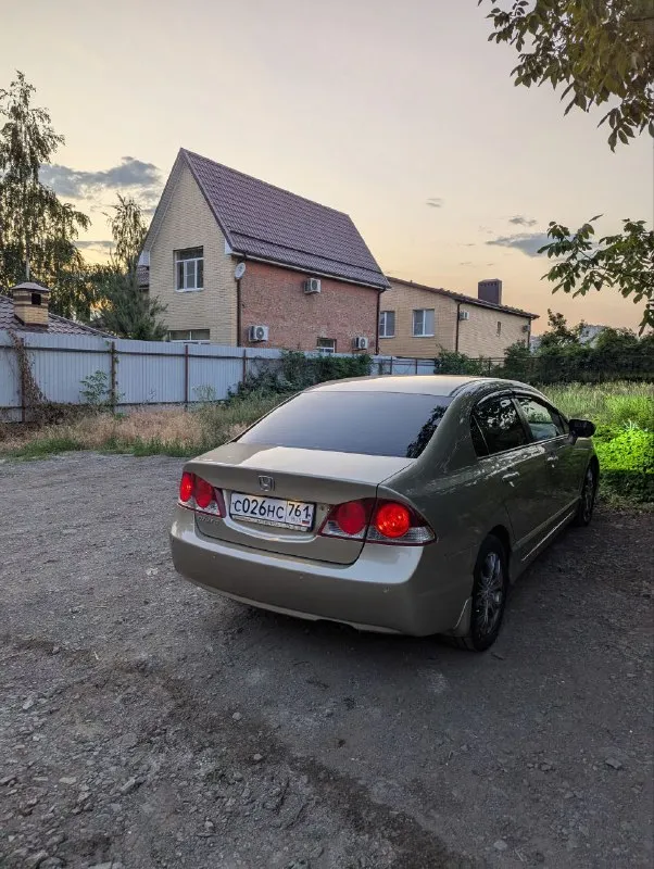 Honda civic 2008 года, коробка автомат 1.8 140 л/с пробег: 241000 я 4 владелец 2 ключа, сервисная книжка, чеки на работы, своевременная замена масла и расходников. делался антикор задних арок, устранялись болячки данной модели, по кузову присутствуют жизненные моменты. произведена замена всех подушек, двигателя и акпп, заменена тормозная жидкость и тд. -установлены би-лед линзы, заменены стекла фар, светит шикарно; - круиз-контроль; - климат-контроль; - электро складывание зеркал, обогрев боковых зеркал; - подогрев передних сидений; - задние парктроники; комплект: зимняя резина dunlop с дисками r16, летняя резина yokohama с дисками r16, вся резина в хорошем состоянии. вся электроника работает исправно, никаких ошибок нет. телефон: 8-929-482-62-91 - фотография - 2