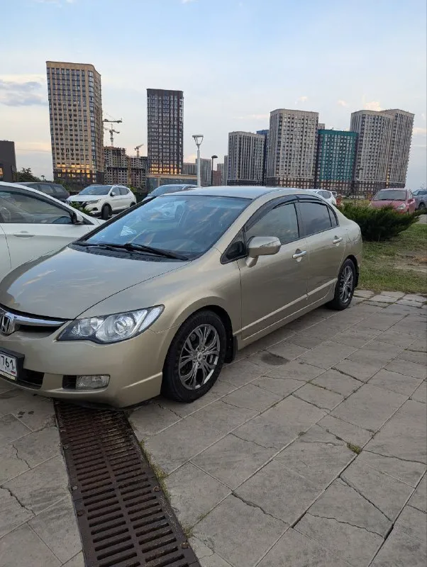 Honda civic 2008 года, коробка автомат 1.8 140 л/с пробег: 241000 я 4 владелец 2 ключа, сервисная книжка, чеки на работы, своевременная замена масла и расходников. делался антикор задних арок, устранялись болячки данной модели, по кузову присутствуют жизненные моменты. произведена замена всех подушек, двигателя и акпп, заменена тормозная жидкость и тд. -установлены би-лед линзы, заменены стекла фар, светит шикарно; - круиз-контроль; - климат-контроль; - электро складывание зеркал, обогрев боковых зеркал; - подогрев передних сидений; - задние парктроники; комплект: зимняя резина dunlop с дисками r16, летняя резина yokohama с дисками r16, вся резина в хорошем состоянии. вся электроника работает исправно, никаких ошибок нет. телефон: 8-929-482-62-91 - фотография - 3