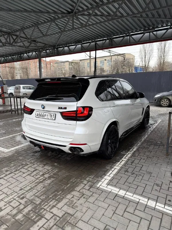 Продам зверя bmw x5 f15 560 лс 800крутящего 0-100 4 сек !!!мотор весь перебрали и усилили!!! для тех кто боится этих моторов на пробеге 238к полностью кап ремонт двигателя, так что на пробег можно не смотреть, (расхода масла нет) даже при нажатии на тапочку сделан грамотный stage цвет белый перламутр !!!вся в родной краске!!! обвес m performance + сплитера вокруг полностью заменена подсветка салона ( v3 с приветствием и доп подсветками ног и дверных карт) фары выкрашены маски и выкрашены разделители в синий под g стиль полностью переделан выхлоп (с заслонками (можно делать тихо и громко) 90 доунпайпы и 76 трасса на 4 сопла (160к только отдал за это) 21 колеса lumma без изъянов конак сварки и т. п, полностью новая резина электронная приборная панель (4режима разных приборок) салон в превосходном состоянии в максимальной комплектации на ломайках панорама черный потолок доводчики дверей по машине много есть чего рассказать, заинтересованным все расскажу по телефону цена 3.3 🍋 89094076663 адекватный торг приветствуется) связь: vk. ru/archi_tattoo - фотография - 2