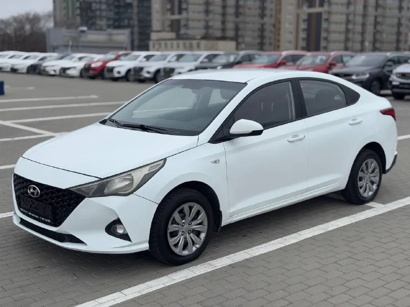🏁в продаже hyundai solaris год выпуска: 2020 пробег на табло: 167 000 км птс: электронный, юр. чистый двигатель: 1.4 бензин трансмиссия: ат vin: z94k241bbmr251804 цена: 790 000 новая цена: 780 000 руб. 📞 + 7 (928) 113-61-61 адрес: г. ростов-на-дону, тц «сиверс», пр. сиверса, 23 – как нас найти способы оплаты: — наличные; — кредит (20 банков); — безнал без ндс; — обмен на ваш авто. больше подробностей об авто и способах оплаты узнавайте у менеджера @autozaorndbot __________________ смотрите все авто в наличии – https://autozao. ru/ 🗺️ присоединяйтесь к авто зао в других городах: — москва — краснодар — екатеринбург - фотография - 3