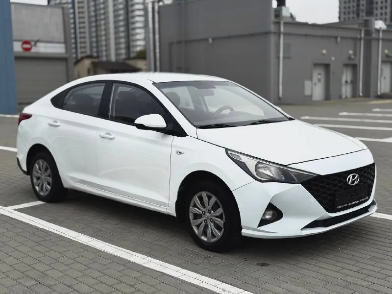 🏁в продаже hyundai solaris комплектация: active год выпуска: 2021 пробег на табло: 94 000 км птс : электронный, юр. чистый двигатель: 1.6 бензин трансмиссия: ат vin: z94k241cbmr269795 цена: 850 000 новая цена: 840 000 руб. 📞 + 7 (928) 113-61-61 адрес: г. ростов-на-дону, тц «сиверс», пр. сиверса, 23 – как нас найти способы оплаты: — наличные; — кредит (20 банков); — безнал без ндс; — обмен на ваш авто. больше подробностей об авто и способах оплаты узнавайте у менеджера @autozaorndbot ___________ смотрите все авто в наличии – https://autozao. ru/ 🗺️ присоединяйтесь к авто зао в других городах: — москва — краснодар — екатеринбург - фотография - 2