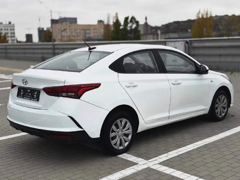 🏁в продаже hyundai solaris комплектация: active год выпуска: 2021 пробег на табло: 94 000 км птс : электронный, юр. чистый двигатель: 1.6 бензин трансмиссия: ат vin: z94k241cbmr269795 цена: 850 000 новая цена: 840 000 руб. 📞 + 7 (928) 113-61-61 адрес: г. ростов-на-дону, тц «сиверс», пр. сиверса, 23 – как нас найти способы оплаты: — наличные; — кредит (20 банков); — безнал без ндс; — обмен на ваш авто. больше подробностей об авто и способах оплаты узнавайте у менеджера @autozaorndbot ___________ смотрите все авто в наличии – https://autozao. ru/ 🗺️ присоединяйтесь к авто зао в других городах: — москва — краснодар — екатеринбург - фотография - 3