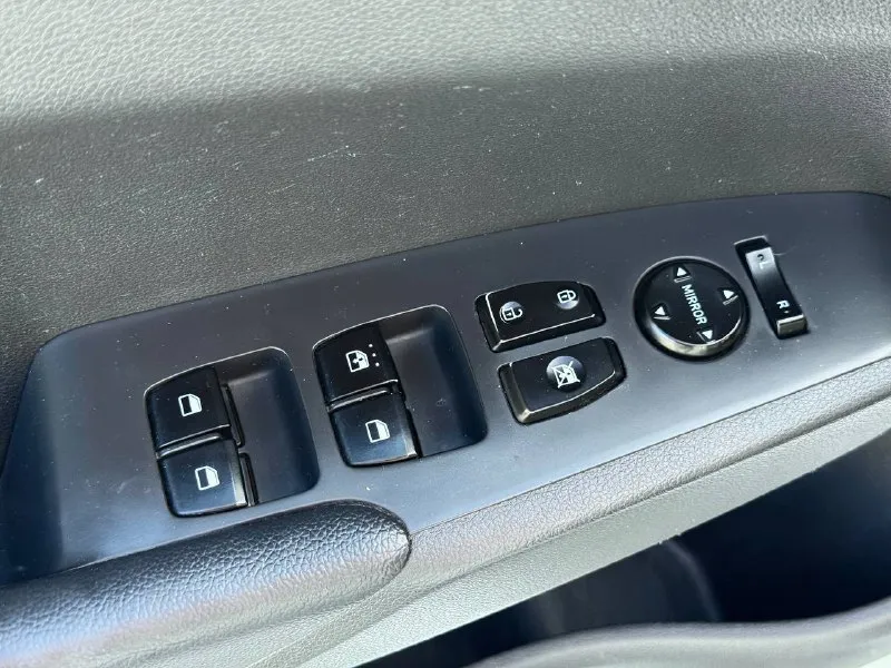 🏁в продаже hyundai solaris комплектация: active год выпуска: 2021 пробег на табло: 94 000 км птс : электронный, юр. чистый двигатель: 1.6 бензин трансмиссия: ат vin: z94k241cbmr269795 цена: 850 000 новая цена: 840 000 руб. 📞 + 7 (928) 113-61-61 адрес: г. ростов-на-дону, тц «сиверс», пр. сиверса, 23 – как нас найти способы оплаты: — наличные; — кредит (20 банков); — безнал без ндс; — обмен на ваш авто. больше подробностей об авто и способах оплаты узнавайте у менеджера @autozaorndbot ___________ смотрите все авто в наличии – https://autozao. ru/ 🗺️ присоединяйтесь к авто зао в других городах: — москва — краснодар — екатеринбург - фотография - 8