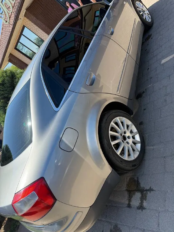 Продам ауди а4 2004 года 1.8вариатор была замена коробки летом, коробка с пробегом 70к от кабриолета (чеки все есть) новая резина, новая турбина, новый интеркуллер, мотор полностью капиталился и менялось все необходимое навесное генератор новый, радиатор печки новый, супорта обслужены, была замена поршней, направляющих и колодок на машине сделано все, что нужно, садись и езжай климат заправлен лобовое новое на фото стоит еще старое, потертое с документами полный порядок, штрафов, арестов нет, я собственник ходовая перебранная вся, ничего не стучит и не хрустит, надежная и комфортная машина цена 550 связь в лс или по телефону +7988-888-5905 - фотография - 3