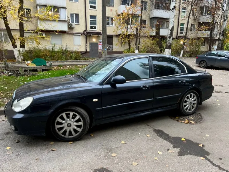 Продаю свой автомобиль, hyundai sonata автомат 2005-го года, владею им с 2018г. пробег 420 000 км. двигатель работает ровно, масло не кушает, салон чистый, дно целое без ржавчины. машина без обременений и залогов. поставил новый компрессор кондиционера, дует как в холодильнике. заменил грм с роликами 15000тыс км назад, поставил новый аккумулятор. машина - сел и поехал. передние стаканы требуют внимания. цена: 300 000 руб. вопросы по телефону 8 (988) 251-20-01 максим, ростов-на-дону - фотография - 2
