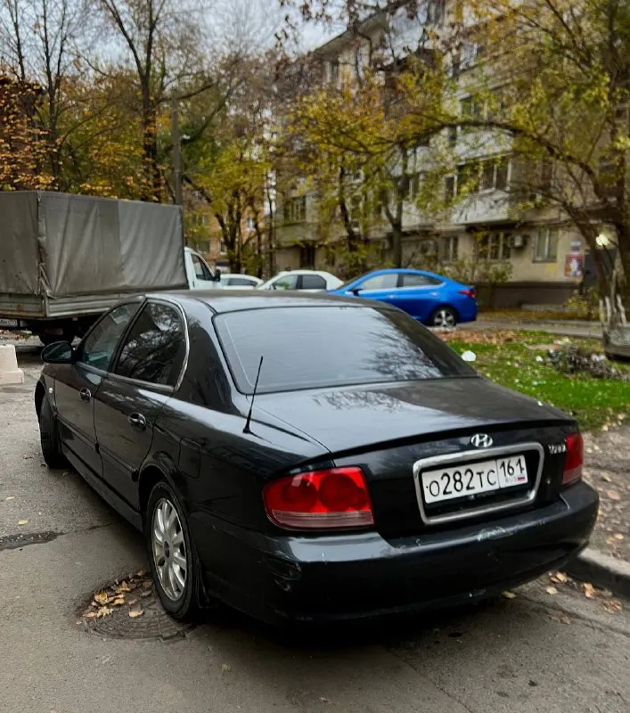 Продаю свой автомобиль, hyundai sonata автомат 2005-го года, владею им с 2018г. пробег 420 000 км. двигатель работает ровно, масло не кушает, салон чистый, дно целое без ржавчины. машина без обременений и залогов. поставил новый компрессор кондиционера, дует как в холодильнике. заменил грм с роликами 15000тыс км назад, поставил новый аккумулятор. машина - сел и поехал. передние стаканы требуют внимания. цена: 300 000 руб. вопросы по телефону 8 (988) 251-20-01 максим, ростов-на-дону - фотография - 3