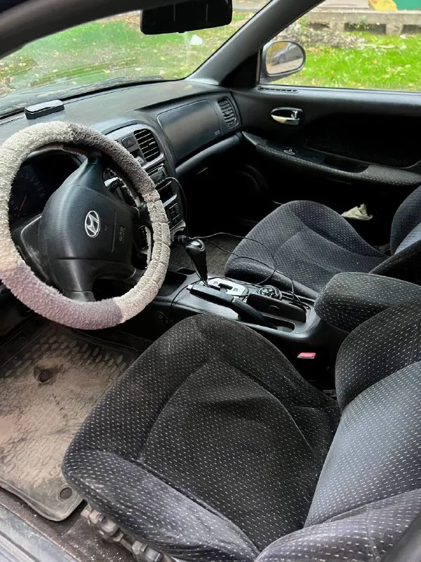 Продаю свой автомобиль, hyundai sonata автомат 2005-го года, владею им с 2018г. пробег 420 000 км. двигатель работает ровно, масло не кушает, салон чистый, дно целое без ржавчины. машина без обременений и залогов. поставил новый компрессор кондиционера, дует как в холодильнике. заменил грм с роликами 15000тыс км назад, поставил новый аккумулятор. машина - сел и поехал. передние стаканы требуют внимания. цена: 300 000 руб. вопросы по телефону 8 (988) 251-20-01 максим, ростов-на-дону - фотография - 4