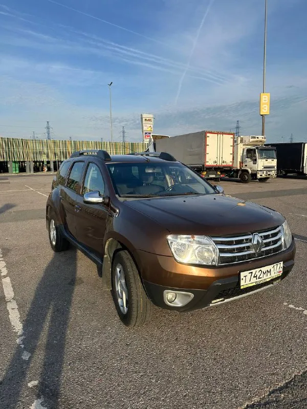 В продаже renault duster 2012 года выпуска! 785 000 рублей +79085144692 ✅ 2.0 (135 л. с.) бензин, акпп, передний привод ✅ 1 владелец 👤 ✅ хорошая автотека! ✅ 212 000 км родного хода. за машиной следили, все делалось своевременно. ✅ 2 окраса локально (заднее правое крыло и крышка багажника) ✅ по технике: двигатель, коробка, ходовая в отличном состоянии. автомобиль полностью обслужен! есть заказ-наряды на то! ✅ хорошая комплектация: подогрев передних сидений, задний парктроник, противотуманные фары, управление мультимедия на руле, электро зеркала, кожаный салон, кондиционер, usb. ✅ октябрь 2024 на пробеге 202.000 км заменена грм и всех комплектующих ✅дополнительно установлена сигнализация. - фотография - 2