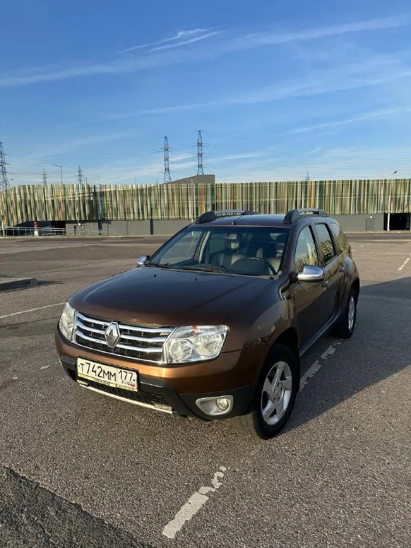 В продаже renault duster 2012 года выпуска! 785 000 рублей +79085144692 ✅ 2.0 (135 л. с.) бензин, акпп, передний привод ✅ 1 владелец 👤 ✅ хорошая автотека! ✅ 212 000 км родного хода. за машиной следили, все делалось своевременно. ✅ 2 окраса локально (заднее правое крыло и крышка багажника) ✅ по технике: двигатель, коробка, ходовая в отличном состоянии. автомобиль полностью обслужен! есть заказ-наряды на то! ✅ хорошая комплектация: подогрев передних сидений, задний парктроник, противотуманные фары, управление мультимедия на руле, электро зеркала, кожаный салон, кондиционер, usb. ✅ октябрь 2024 на пробеге 202.000 км заменена грм и всех комплектующих ✅дополнительно установлена сигнализация. - фотография - 3