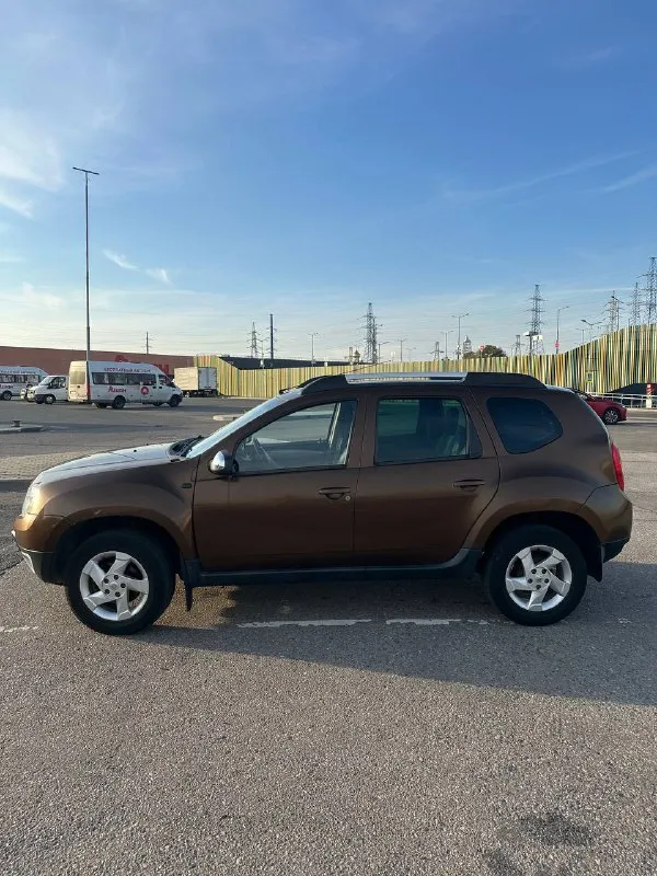 В продаже renault duster 2012 года выпуска! 785 000 рублей +79085144692 ✅ 2.0 (135 л. с.) бензин, акпп, передний привод ✅ 1 владелец 👤 ✅ хорошая автотека! ✅ 212 000 км родного хода. за машиной следили, все делалось своевременно. ✅ 2 окраса локально (заднее правое крыло и крышка багажника) ✅ по технике: двигатель, коробка, ходовая в отличном состоянии. автомобиль полностью обслужен! есть заказ-наряды на то! ✅ хорошая комплектация: подогрев передних сидений, задний парктроник, противотуманные фары, управление мультимедия на руле, электро зеркала, кожаный салон, кондиционер, usb. ✅ октябрь 2024 на пробеге 202.000 км заменена грм и всех комплектующих ✅дополнительно установлена сигнализация. - фотография - 4