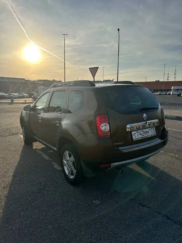 В продаже renault duster 2012 года выпуска! 785 000 рублей +79085144692 ✅ 2.0 (135 л. с.) бензин, акпп, передний привод ✅ 1 владелец 👤 ✅ хорошая автотека! ✅ 212 000 км родного хода. за машиной следили, все делалось своевременно. ✅ 2 окраса локально (заднее правое крыло и крышка багажника) ✅ по технике: двигатель, коробка, ходовая в отличном состоянии. автомобиль полностью обслужен! есть заказ-наряды на то! ✅ хорошая комплектация: подогрев передних сидений, задний парктроник, противотуманные фары, управление мультимедия на руле, электро зеркала, кожаный салон, кондиционер, usb. ✅ октябрь 2024 на пробеге 202.000 км заменена грм и всех комплектующих ✅дополнительно установлена сигнализация. - фотография - 5