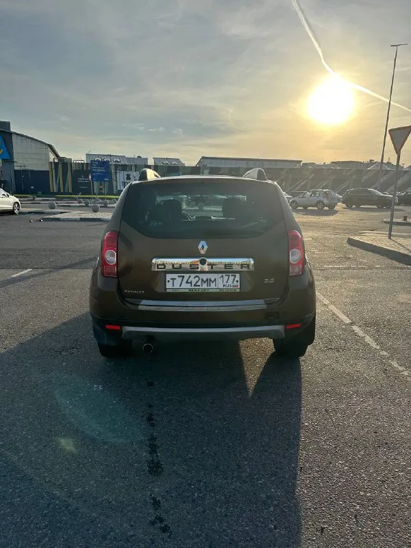 В продаже renault duster 2012 года выпуска! 785 000 рублей +79085144692 ✅ 2.0 (135 л. с.) бензин, акпп, передний привод ✅ 1 владелец 👤 ✅ хорошая автотека! ✅ 212 000 км родного хода. за машиной следили, все делалось своевременно. ✅ 2 окраса локально (заднее правое крыло и крышка багажника) ✅ по технике: двигатель, коробка, ходовая в отличном состоянии. автомобиль полностью обслужен! есть заказ-наряды на то! ✅ хорошая комплектация: подогрев передних сидений, задний парктроник, противотуманные фары, управление мультимедия на руле, электро зеркала, кожаный салон, кондиционер, usb. ✅ октябрь 2024 на пробеге 202.000 км заменена грм и всех комплектующих ✅дополнительно установлена сигнализация. - фотография - 6