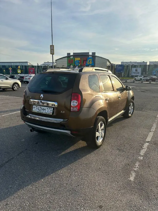 В продаже renault duster 2012 года выпуска! 785 000 рублей +79085144692 ✅ 2.0 (135 л. с.) бензин, акпп, передний привод ✅ 1 владелец 👤 ✅ хорошая автотека! ✅ 212 000 км родного хода. за машиной следили, все делалось своевременно. ✅ 2 окраса локально (заднее правое крыло и крышка багажника) ✅ по технике: двигатель, коробка, ходовая в отличном состоянии. автомобиль полностью обслужен! есть заказ-наряды на то! ✅ хорошая комплектация: подогрев передних сидений, задний парктроник, противотуманные фары, управление мультимедия на руле, электро зеркала, кожаный салон, кондиционер, usb. ✅ октябрь 2024 на пробеге 202.000 км заменена грм и всех комплектующих ✅дополнительно установлена сигнализация. - фотография - 7