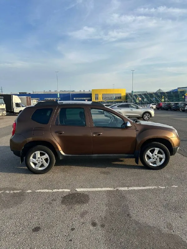 В продаже renault duster 2012 года выпуска! 785 000 рублей +79085144692 ✅ 2.0 (135 л. с.) бензин, акпп, передний привод ✅ 1 владелец 👤 ✅ хорошая автотека! ✅ 212 000 км родного хода. за машиной следили, все делалось своевременно. ✅ 2 окраса локально (заднее правое крыло и крышка багажника) ✅ по технике: двигатель, коробка, ходовая в отличном состоянии. автомобиль полностью обслужен! есть заказ-наряды на то! ✅ хорошая комплектация: подогрев передних сидений, задний парктроник, противотуманные фары, управление мультимедия на руле, электро зеркала, кожаный салон, кондиционер, usb. ✅ октябрь 2024 на пробеге 202.000 км заменена грм и всех комплектующих ✅дополнительно установлена сигнализация. - фотография - 8