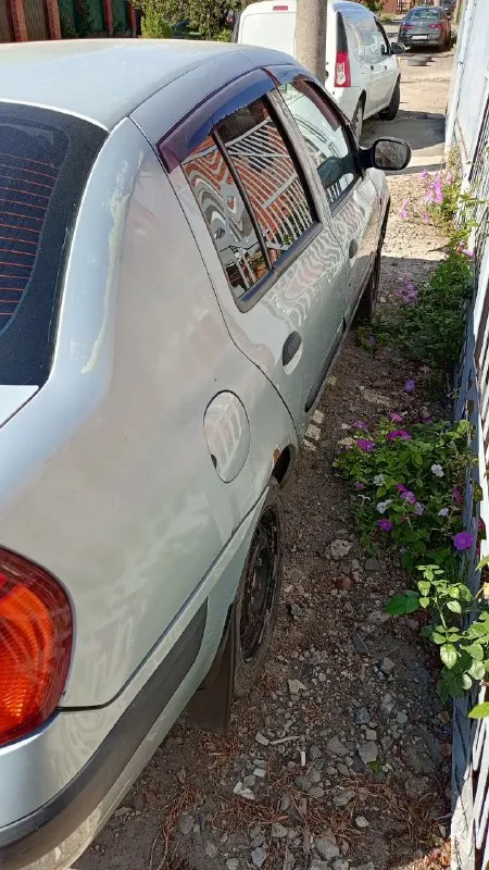 Продаю renault symbol 2002 года, машина на ходу, машина с кондиционером, отлично подойдёт для работы в доставке или просто учиться ездить, кузов требует внимания, сверху отдам кучу запчастей как и новых так и б/у, цена 165т. р.торг телефон для связи 89198703074 - фотография - 3