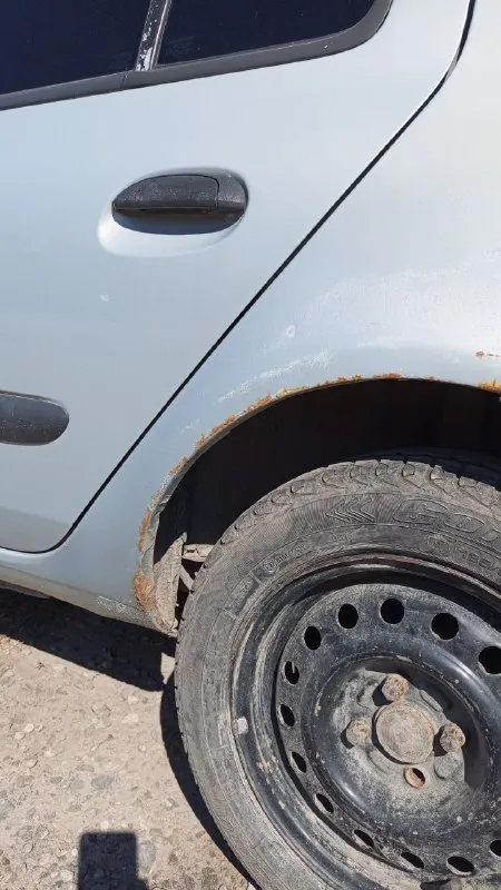 Продаю renault symbol 2002 года, машина на ходу, машина с кондиционером, отлично подойдёт для работы в доставке или просто учиться ездить, кузов требует внимания, сверху отдам кучу запчастей как и новых так и б/у, цена 165т. р.торг телефон для связи 89198703074 - фотография - 5