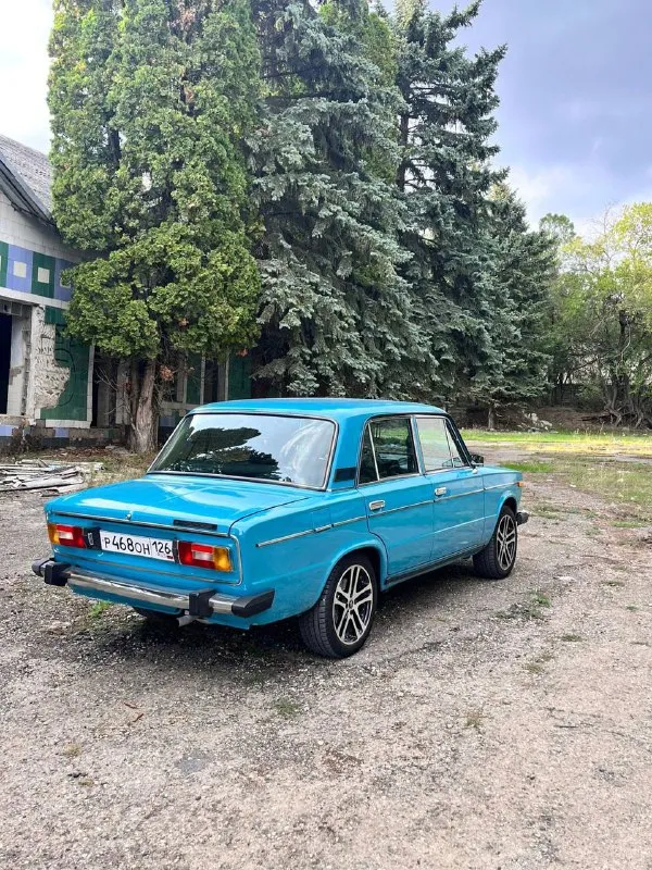 Ваз 2106 (1994) — реставрация с гарантией будущего. редкий цвет «пицунда». антикор и защита. кратко: продается ваз 2106, выведенный в состояние нового. помимо полного восстановления (двигатель, ходовая, салон), проведена комплексная защита кузова: заменены пороги и нижнии части крыльев, все скрытые полости обработаны антикором, установлены подкрылки. автомобиль на 100% защищен от коррозии и готов служить десятилетиями. вложения — 500 000+ руб. в качество и долговечность. --- главное достоинство этого авто — не только его внешний вид сегодня, но и гарантия того, что таким он останется через 5 и 10 лет. 🔹 кузов: финальное решение вопроса ржавчины. · честная реставрация: в рамках борьбы с возрастной коррозией были качественно заменены пороги и нижние части крыльев. автомобиль не бился. · инженерный подход к сохранности: после всех сварочных работ была проведена полномасштабная антикоррозийная обработка всех скрытых полостей кузова. это не просто "пшик из баллончика", а полноценная защита. · защита на будущее: для предотвращения скопления грязи и влаги установлены новые подкрылки (локеры). это критически важный элемент, который сохраняет целостность металла и не даёт камням и реагентам делать свою разрушительную работу. · итог: вы получаете не просто покрашенную машину, . .. age:url('//telegram. org/img/emoji/40/f09fa494.png')">🤔 почему я продаю? это был проект души. цель была не просто «сделать подешевле и продать», а вернуть легенде ее первозданный вид и добавить современный комфорт. цель достигнута. автомобиль вызывает восторг и удивление на каждом светофоре. продаю, так как реализовал свою идею и в гараже ждёт новый проект. 🙏 кому это предложение? ищу понимающего покупателя — коллекционера, ценителя советского автопрома или человека, который ищет не просто транспорт, а уникальный, готовый к использованию экземпляр с историей и душой. это автомобиль для выставок, для воскресных поездок, для души. 💎 цена: 490 000 рублей. (обсуждается только после личного осмотра и с человеком, который понимает, за что платит. сравнение с обычными «шестерками» прошу не предлагать — это совершенно разные вещи). 🌏 место осмотра : ставропольский край, город пятигорск 📞 связь : желательно wharsapp : 📞 89054600746 - фотография - 2