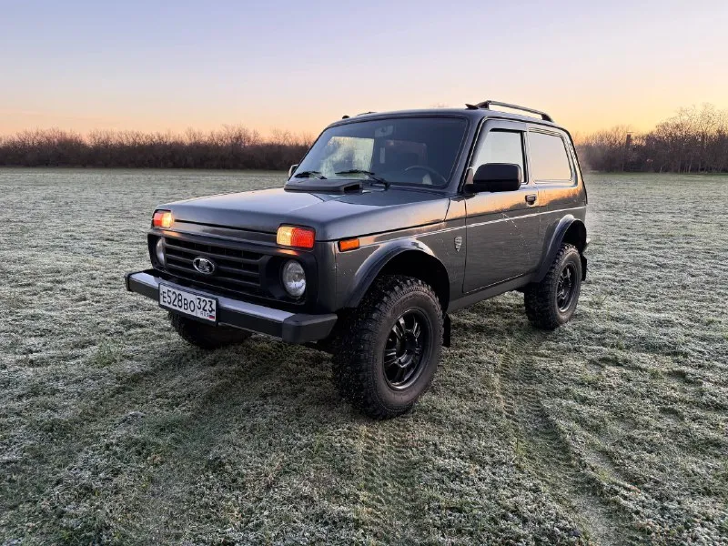 Нива в отличном состоянии, вложений абсолютно никаких не требует. я собственник. оригинальная версия бронто, машина такая выехала с завода, абсолютно все заводское. бронто-усиленная лифтованная подвеска, усиленный задний мост, самоблокирующиеся дифференциалы, грязевые колеса, расширители арок, пара 41. пробег оригинальный, подтвержден состоянием машины и отчётом. отчет «зеленая» отличная, без дтп и прочих проблем. по технической части всё отлично, около 1000км назад проведено т/о с заменой масла в трансмиссии, моторе, прошприцевали крестовины, заменили свечи, обслужили тормоза, заменили антифриз, тормозную жидкость, жидкости гур и сцепления. нет вибраций, стуков и прочих проблем, машина едет, что по трассе, что по грунтовке без посторонних звуков. мотор работает отлично, расхода масла нет совсем, мкпп и ркпп включается легко, без хрустов. кузов в хорошем состоянии, без сколов, царапин, абсолютно весь в заводском окрасе, ничего не снималось. стекла все заводские. антикоррозийная обработка. сделана частичная вибро-шумоизоляция салона. салон как в новом автомобиле, чистый, не затерт. у машины отличный вид, у многих вызывает интерес) обмена нет. пробег 71.000км цена 750.000р связь: - фотография - 2