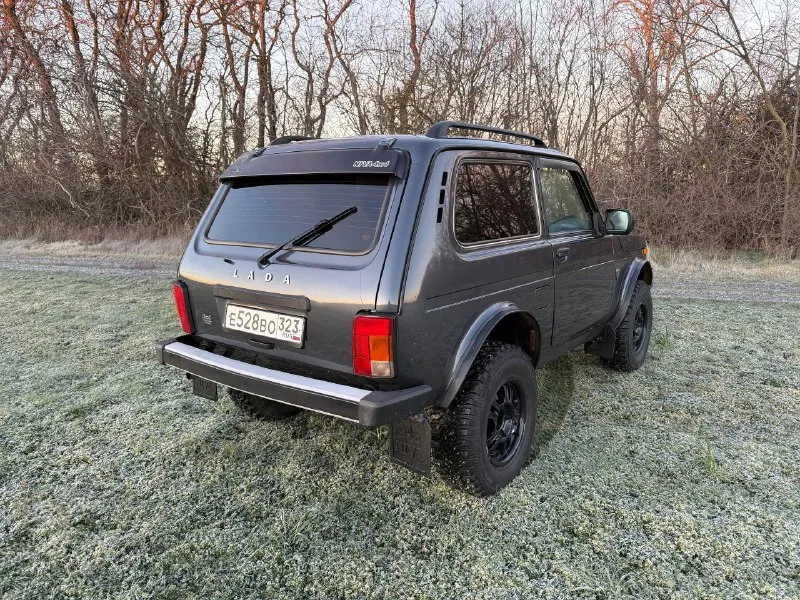 Нива в отличном состоянии, вложений абсолютно никаких не требует. я собственник. оригинальная версия бронто, машина такая выехала с завода, абсолютно все заводское. бронто-усиленная лифтованная подвеска, усиленный задний мост, самоблокирующиеся дифференциалы, грязевые колеса, расширители арок, пара 41. пробег оригинальный, подтвержден состоянием машины и отчётом. отчет «зеленая» отличная, без дтп и прочих проблем. по технической части всё отлично, около 1000км назад проведено т/о с заменой масла в трансмиссии, моторе, прошприцевали крестовины, заменили свечи, обслужили тормоза, заменили антифриз, тормозную жидкость, жидкости гур и сцепления. нет вибраций, стуков и прочих проблем, машина едет, что по трассе, что по грунтовке без посторонних звуков. мотор работает отлично, расхода масла нет совсем, мкпп и ркпп включается легко, без хрустов. кузов в хорошем состоянии, без сколов, царапин, абсолютно весь в заводском окрасе, ничего не снималось. стекла все заводские. антикоррозийная обработка. сделана частичная вибро-шумоизоляция салона. салон как в новом автомобиле, чистый, не затерт. у машины отличный вид, у многих вызывает интерес) обмена нет. пробег 71.000км цена 750.000р связь: - фотография - 3