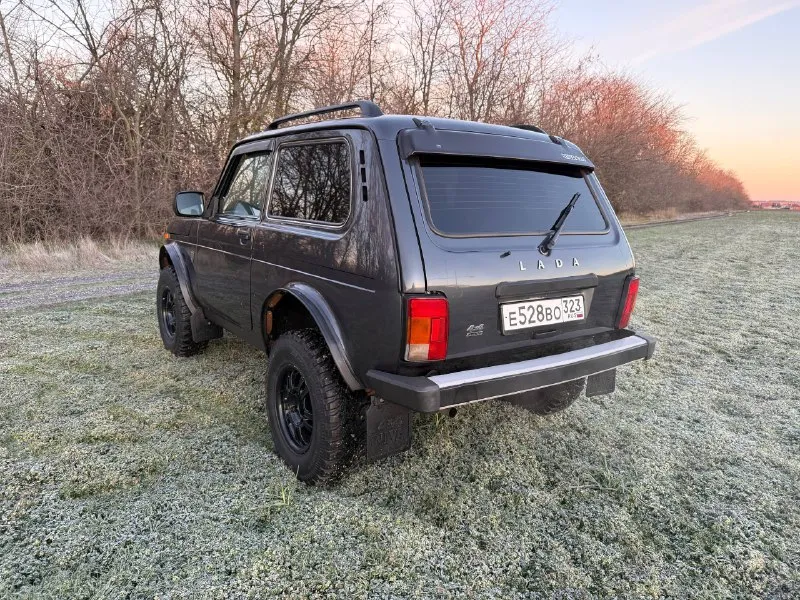 Нива в отличном состоянии, вложений абсолютно никаких не требует. я собственник. оригинальная версия бронто, машина такая выехала с завода, абсолютно все заводское. бронто-усиленная лифтованная подвеска, усиленный задний мост, самоблокирующиеся дифференциалы, грязевые колеса, расширители арок, пара 41. пробег оригинальный, подтвержден состоянием машины и отчётом. отчет «зеленая» отличная, без дтп и прочих проблем. по технической части всё отлично, около 1000км назад проведено т/о с заменой масла в трансмиссии, моторе, прошприцевали крестовины, заменили свечи, обслужили тормоза, заменили антифриз, тормозную жидкость, жидкости гур и сцепления. нет вибраций, стуков и прочих проблем, машина едет, что по трассе, что по грунтовке без посторонних звуков. мотор работает отлично, расхода масла нет совсем, мкпп и ркпп включается легко, без хрустов. кузов в хорошем состоянии, без сколов, царапин, абсолютно весь в заводском окрасе, ничего не снималось. стекла все заводские. антикоррозийная обработка. сделана частичная вибро-шумоизоляция салона. салон как в новом автомобиле, чистый, не затерт. у машины отличный вид, у многих вызывает интерес) обмена нет. пробег 71.000км цена 750.000р связь: - фотография - 4