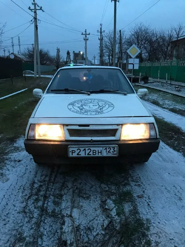 Продаю ваз 2108 по документам собственник без запретов и арестов есть страховка на год машина в хоро... - фотография