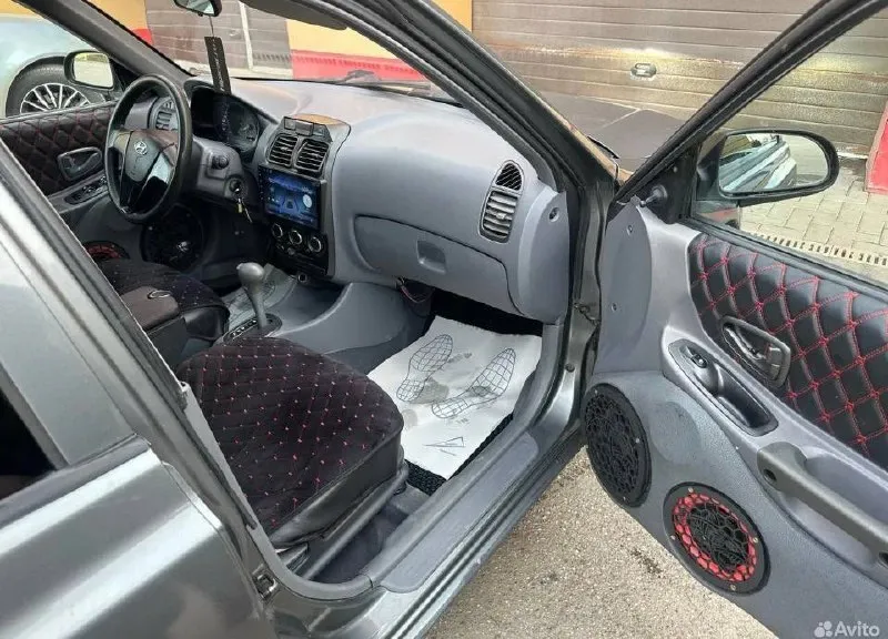 В продаже хундай акцент, корейская сборка, независимая подвеска, многорычажка, коробка автомат(была замена масло частично), двигатель масло не расходует(вообще не расходует), печка дует, кондиционер заправлен работает отлично, 4 стеклоподъемника, стоят хорошие колонки с усилителем, дно в отличном состоянии коррозии ржавчины нет вопросы по телефону 89896328268 кирилл - фотография - 2