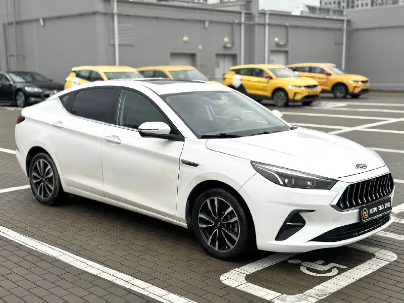 🏁в продаже jac j7 год выпуска: 2023 пробег на табло: 90 000 км птс: электронный, юр. чистый двигатель: 1.5 бензин трансмиссия: cvt vin: mx1j7aggxpk047354 цена: 1 020 000 новая цена: 990 000 руб. 📞 + 7 (928) 113-61-61 адрес: г. ростов-на-дону, тц «сиверс», пр. сиверса, 23 – как нас найти ежедневно с 10:00 до 20:00 способы оплаты: — наличные; — кредит (20 банков); — безнал без ндс; — обмен на ваш авто. больше подробностей об авто и способах оплаты узнавайте у менеджера @autozaorndbot _______________ смотрите все авто в наличии – https://autozao. ru/ 🗺️ присоединяйтесь к авто зао в других городах: — москва — краснодар — екатеринбург - фотография - 2