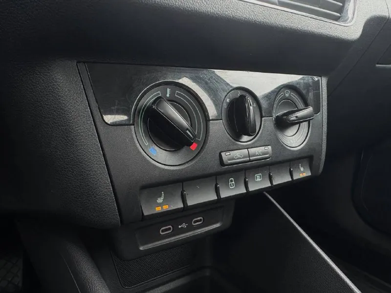 🏁в продаже skoda rapid год выпуска: 2021 пробег на табло: 123 567 км птс: электронный, юр. чистый двигатель: 1.6 бензин трансмиссия: ат vin: xw8ac2nh5mk133499 цена: 1 010 000 новая цена: 990 000 руб. 📞 + 7 (928) 113-61-61 адрес: г. ростов-на-дону, тц «сиверс», пр. сиверса, 23 – как нас найти способы оплаты: — наличные; — кредит (20 банков); — безнал без ндс; — обмен на ваш авто. больше подробностей об авто и способах оплаты узнавайте у менеджера @autozaorndbot ___________ смотрите все авто в наличии – https://autozao. ru/ 🗺️ присоединяйтесь к авто зао в других городах: — москва — краснодар — екатеринбург - фотография - 7