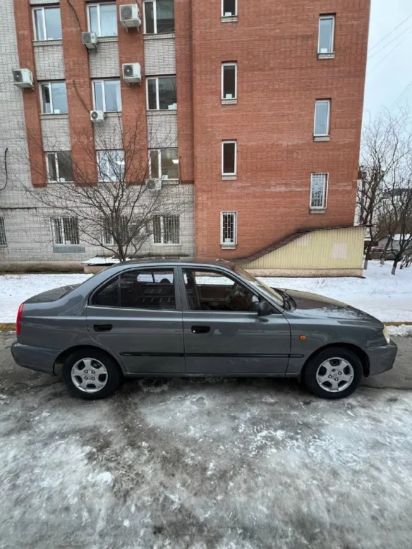 Продаю: акцент мт 2, 2003 год выпуска 2 хозяина кристально чистые документы, штрафов, арестов, залогов -нет родной пробег 125000 тысяч машина без дтп ( все стёкла родные) кузов и дно в отличном состояние, без рыжиков, дыр, гнили. недавно сделана полировка кузова и фар, машина выглядит свежо. почти вся в родне, в основном гаражное хранение. мотор идеал, не дымит, не троит работает как часы коробка в отличном состояние, все передачи на месте, переключаются мягко без посторонних звуков. ходовая мячик, без хрустов, скрипов и прочего салон чистый, опрятный. машина в хорошей комплектации -эур -кондиционер ( заправлен, дует хорошо ) -4 стеклоподъемника -электро регулировка зеркал ( зеркала с подогревом) контакты: 89897171353 - фотография - 1