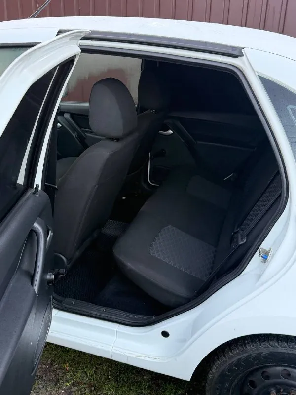 Продаю авто в очень хорошем состоянии! 2018 год, механика, пробег 85000 км. по запросу отправляю автотеку. кондиционер, печка работают отлично. мотор и коробка в прекрасном состоянии. без дтп, вся в заводе, есть маленький локальный окрас на багажнике. вложений не требует, ходовка мячик. без лицензии такси! 1 владелец по птс (оригинал). срочная продажа, 680 тысяч. номер для связи : 8-989-629-02-02. звоните, пишите в любое время ! - фотография - 10