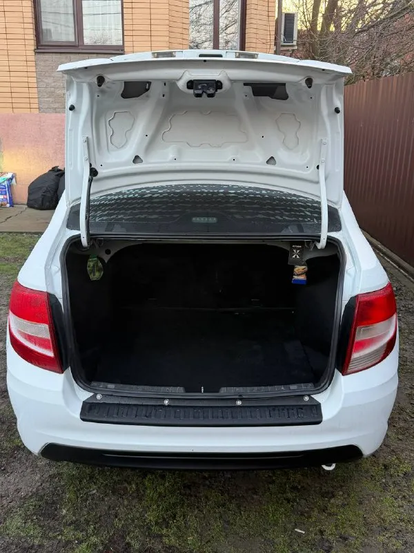 Продаю авто в очень хорошем состоянии! 2018 год, механика, пробег 85000 км. по запросу отправляю автотеку. кондиционер, печка работают отлично. мотор и коробка в прекрасном состоянии. без дтп, вся в заводе, есть маленький локальный окрас на багажнике. вложений не требует, ходовка мячик. без лицензии такси! 1 владелец по птс (оригинал). срочная продажа, 680 тысяч. номер для связи : 8-989-629-02-02. звоните, пишите в любое время ! - фотография - 6