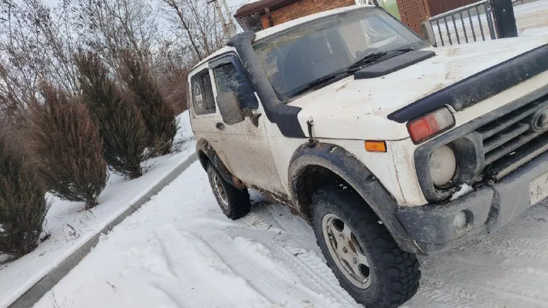 2001 год мотор инжектор полностью перебирали все новое ставили 1.7 объем кпп 5 ти ступка, машина на каркасе, промовиленая, днище и крыша в шумке, стоит музыка, саб и усилок сниму, поставлю другой саб, колонки оставлю технически машина в идеальном состоянии окрашена в рапторе, вписан газ можно смело установить, есть две запаски пробег на данный момент виден на фото цена 450к есть торг осмотр в ростове(левенцовка) @shoroh61 писать звонить в телеграмм - фотография - 2