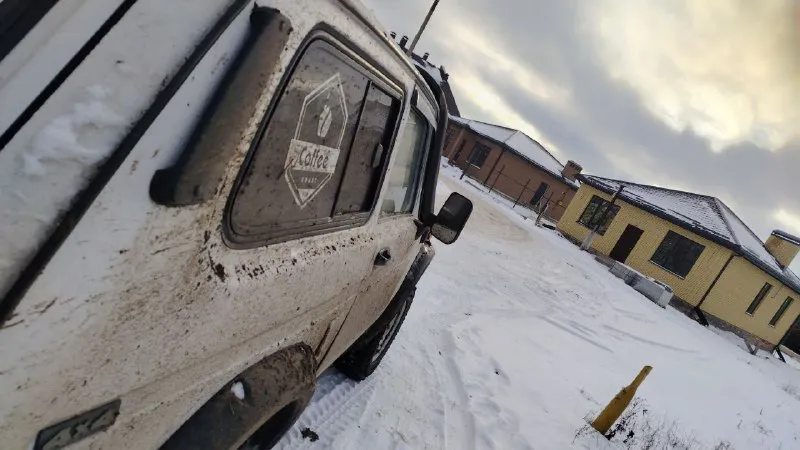 2001 год мотор инжектор полностью перебирали все новое ставили 1.7 объем кпп 5 ти ступка, машина на каркасе, промовиленая, днище и крыша в шумке, стоит музыка, саб и усилок сниму, поставлю другой саб, колонки оставлю технически машина в идеальном состоянии окрашена в рапторе, вписан газ можно смело установить, есть две запаски пробег на данный момент виден на фото цена 450к есть торг осмотр в ростове(левенцовка) @shoroh61 писать звонить в телеграмм - фотография - 5