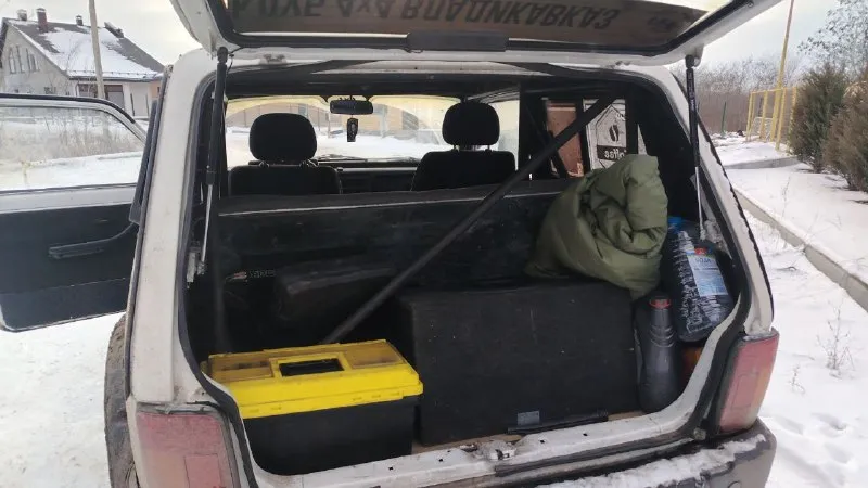 2001 год мотор инжектор полностью перебирали все новое ставили 1.7 объем кпп 5 ти ступка, машина на каркасе, промовиленая, днище и крыша в шумке, стоит музыка, саб и усилок сниму, поставлю другой саб, колонки оставлю технически машина в идеальном состоянии окрашена в рапторе, вписан газ можно смело установить, есть две запаски пробег на данный момент виден на фото цена 450к есть торг осмотр в ростове(левенцовка) @shoroh61 писать звонить в телеграмм - фотография - 9