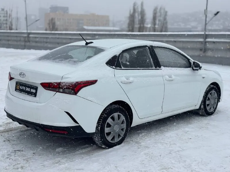 🏁в продаже hyundai solaris год выпуска: 2021 пробег на табло: 134 000 км птс : электронный, юр. чистый двигатель: 1.6 бензин трансмиссия: at vin: z94k241cbmr269609 цена: 940 000 руб. 📞 + 7 (928) 113-61-61 адрес: г. ростов-на-дону, тц «сиверс», пр. сиверса, 23 – как нас найти способы оплаты: — наличные; — кредит (20 банков); — безнал без ндс; — обмен на ваш авто. больше подробностей об авто и способах оплаты узнавайте у менеджера @autozaorndbot ______________ смотрите все авто в наличии – https://autozao. ru/ 🗺️ присоединяйтесь к авто зао в других городах: — москва — краснодар — екатеринбург - фотография - 3