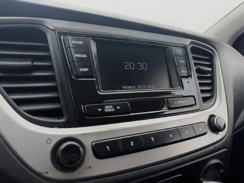 🏁в продаже hyundai solaris год выпуска: 2021 пробег на табло: 134 000 км птс : электронный, юр. чистый двигатель: 1.6 бензин трансмиссия: at vin: z94k241cbmr269609 цена: 940 000 руб. 📞 + 7 (928) 113-61-61 адрес: г. ростов-на-дону, тц «сиверс», пр. сиверса, 23 – как нас найти способы оплаты: — наличные; — кредит (20 банков); — безнал без ндс; — обмен на ваш авто. больше подробностей об авто и способах оплаты узнавайте у менеджера @autozaorndbot ______________ смотрите все авто в наличии – https://autozao. ru/ 🗺️ присоединяйтесь к авто зао в других городах: — москва — краснодар — екатеринбург - фотография - 6