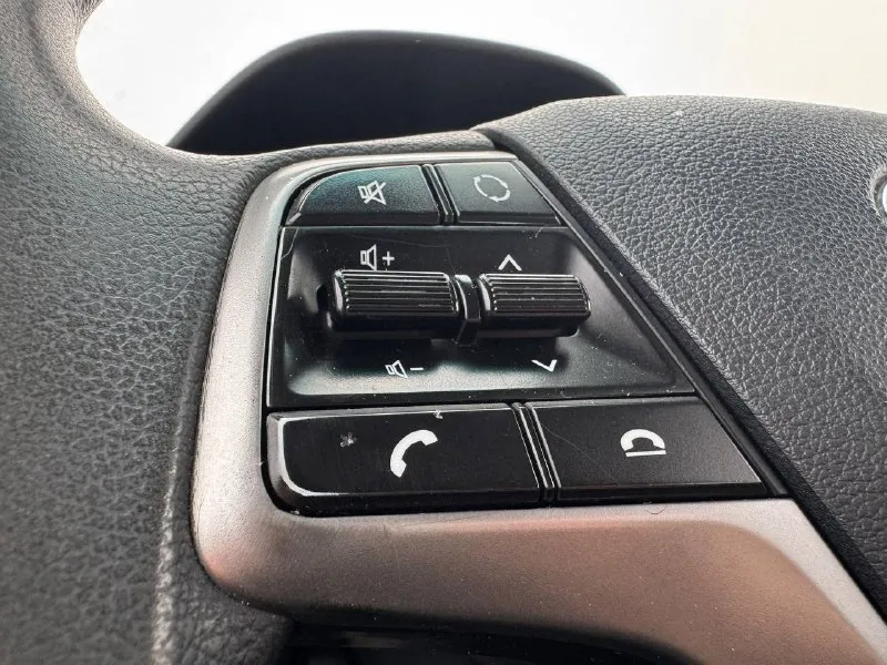 🏁в продаже hyundai solaris год выпуска: 2021 пробег на табло: 134 000 км птс : электронный, юр. чистый двигатель: 1.6 бензин трансмиссия: at vin: z94k241cbmr269609 цена: 940 000 руб. 📞 + 7 (928) 113-61-61 адрес: г. ростов-на-дону, тц «сиверс», пр. сиверса, 23 – как нас найти способы оплаты: — наличные; — кредит (20 банков); — безнал без ндс; — обмен на ваш авто. больше подробностей об авто и способах оплаты узнавайте у менеджера @autozaorndbot ______________ смотрите все авто в наличии – https://autozao. ru/ 🗺️ присоединяйтесь к авто зао в других городах: — москва — краснодар — екатеринбург - фотография - 8