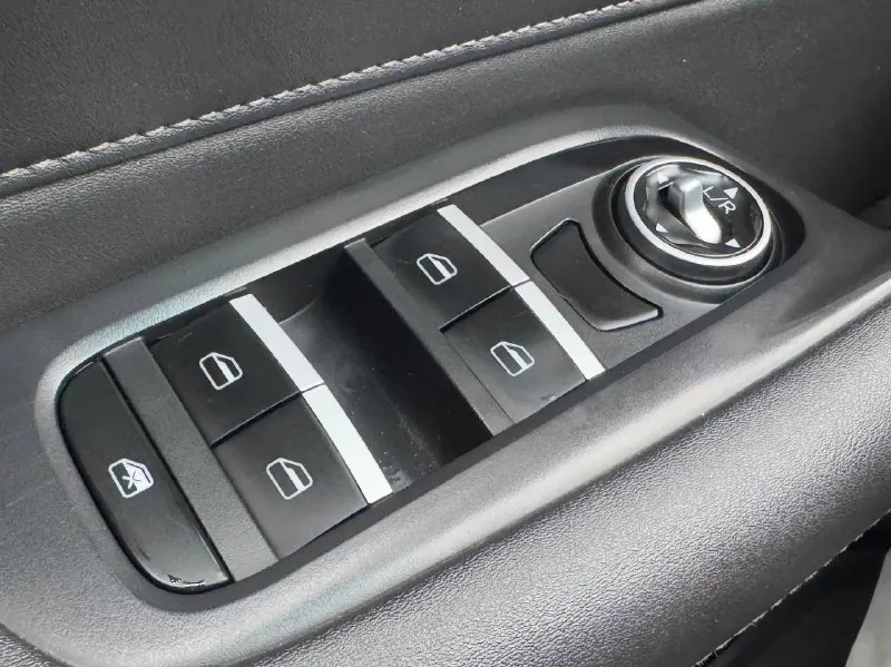 🏁в продаже chery tiggo 4 pro год выпуска: 2023 пробег на табло: 67 000 км птс: электронный, юр. чистый двигатель: 1.5 бензин трансмиссия: cvt vin: lvvdb21b8pd953653 цена: 1 020 000 новая цена: 990 000 руб. 📞 + 7 (928) 113-61-61 адрес: г. ростов-на-дону, тц «сиверс», пр. сиверса, 23 – как нас найти способы оплаты: — наличные; — кредит (20 банков); — безнал без ндс; — обмен на ваш авто. больше подробностей об авто и способах оплаты узнавайте у менеджера @autozaorndbot _______________ смотрите все авто в наличии – https://autozao. ru/ 🗺️ присоединяйтесь к авто зао в других городах: — москва — краснодар — екатеринбург - фотография - 9