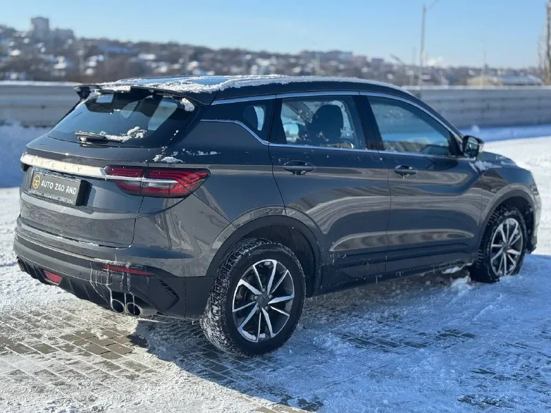 🏁в продаже geely coolray год выпуска: 2023 пробег на табло: 54 000 км птс: электронный, юр. чистый двигатель: 1.5 бензин трансмиссия: amt vin: y4k8622z7pb911629 цена: 1 330 000 руб. 📞 +7 (938) 130-35-61 адрес: г. ростов-на-дону, тц «сиверс», пр. сиверса, 23 – как нас найти способы оплаты: — наличные; — кредит (20 банков); — безнал без ндс; — обмен на ваш авто. больше подробностей об авто и способах оплаты узнавайте у менеджера @autozaorndbot ___________ смотрите все авто в наличии – https://autozao. ru/ 🗺️ присоединяйтесь к авто зао в других городах: — москва — краснодар — екатеринбург - фотография - 4