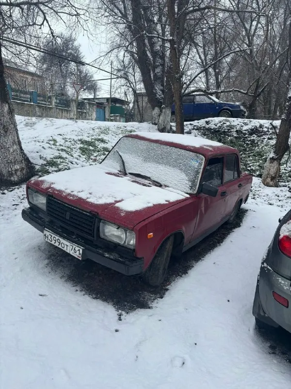 Продаю 2107 2006г 8кл, мотор коробка хорошо нужно делать заднюю часть, лобовое треснутое отдам новое... - фотография